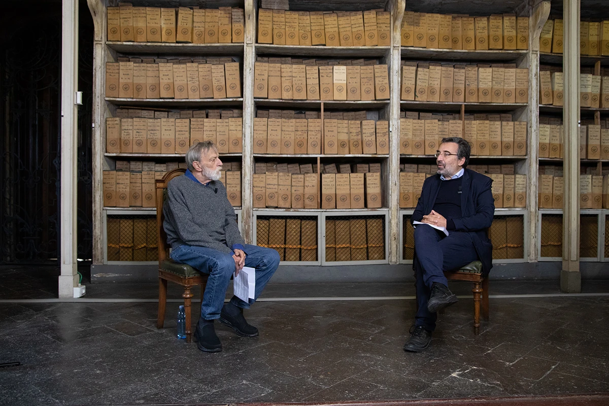 Gino Strada e Marco Damilano durante il dialogo sulla sanità