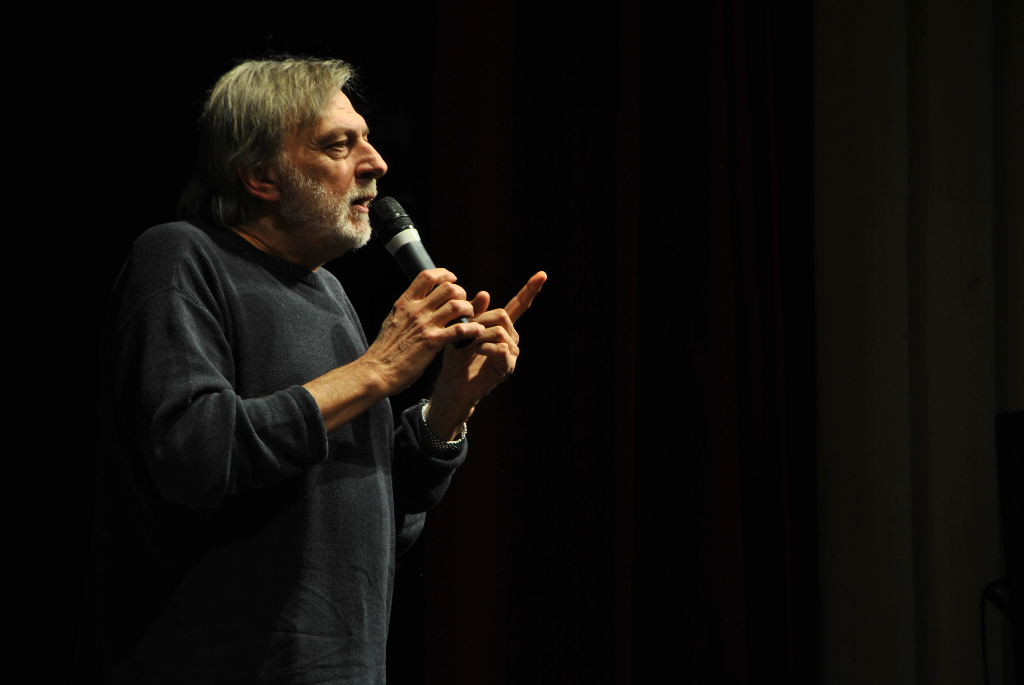Gino Strada durante un incontro pubblico