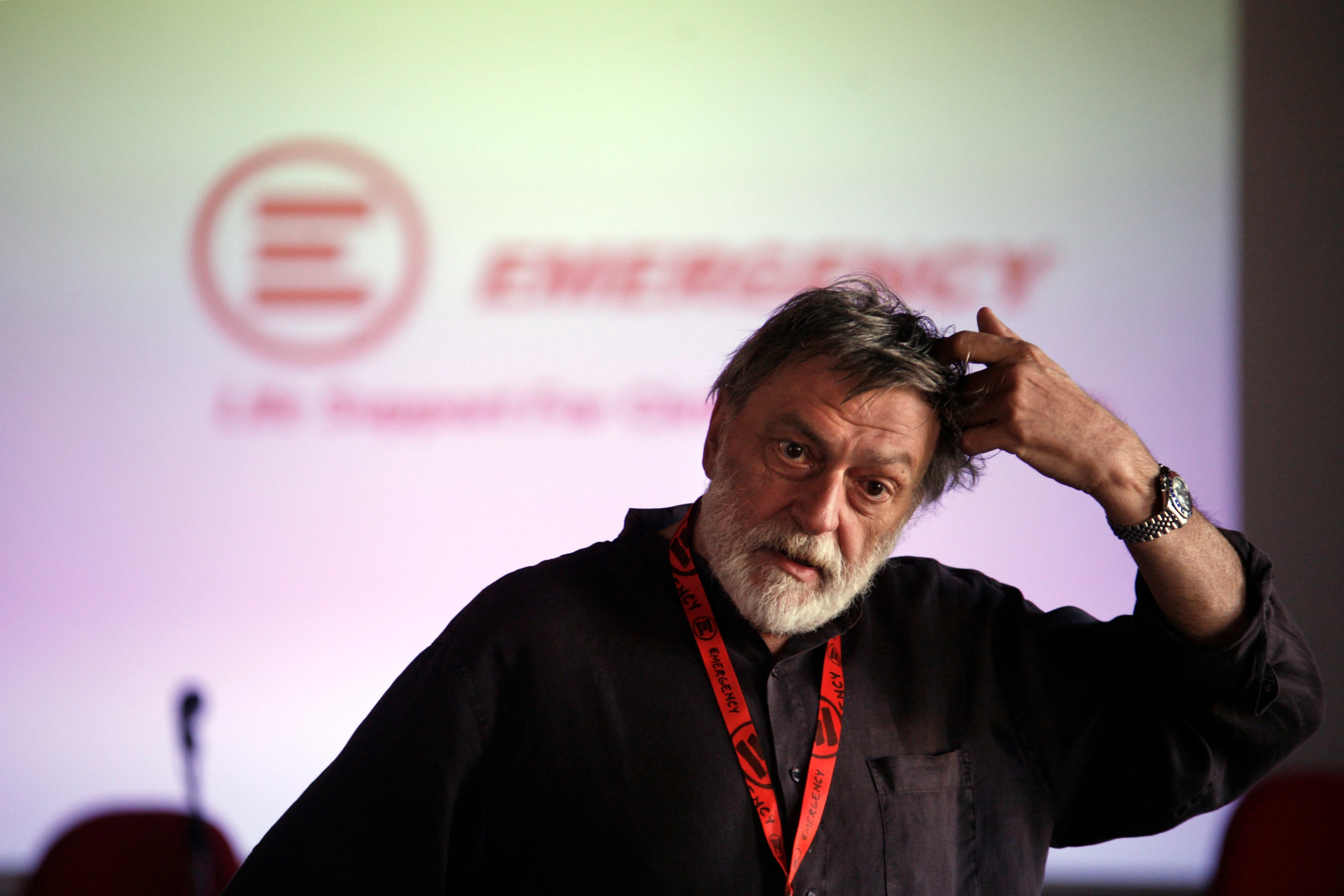 Gino Strada durante un incontro di EMERGENCY