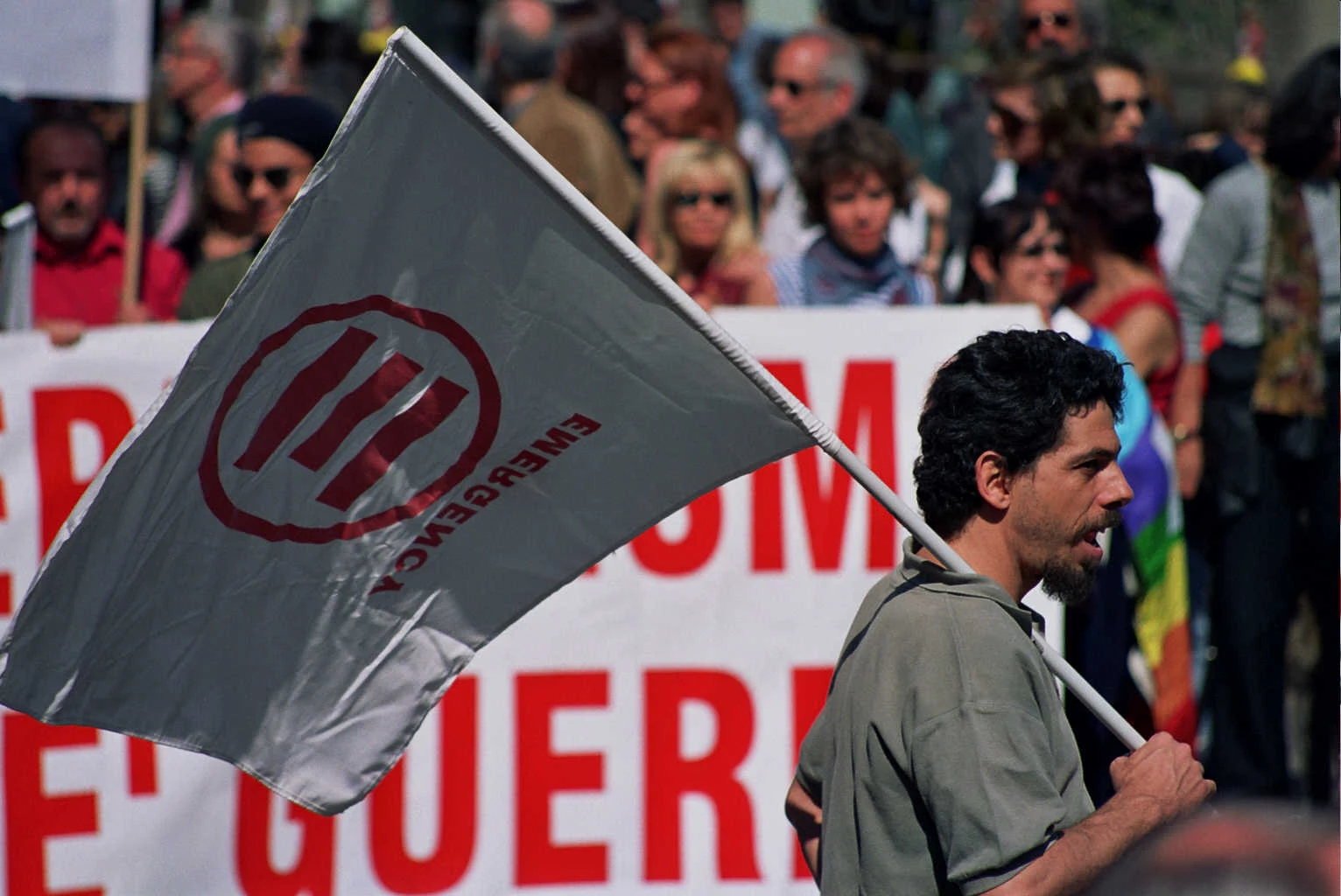 Una bandiera di EMERGENCY durante una manifestazione
