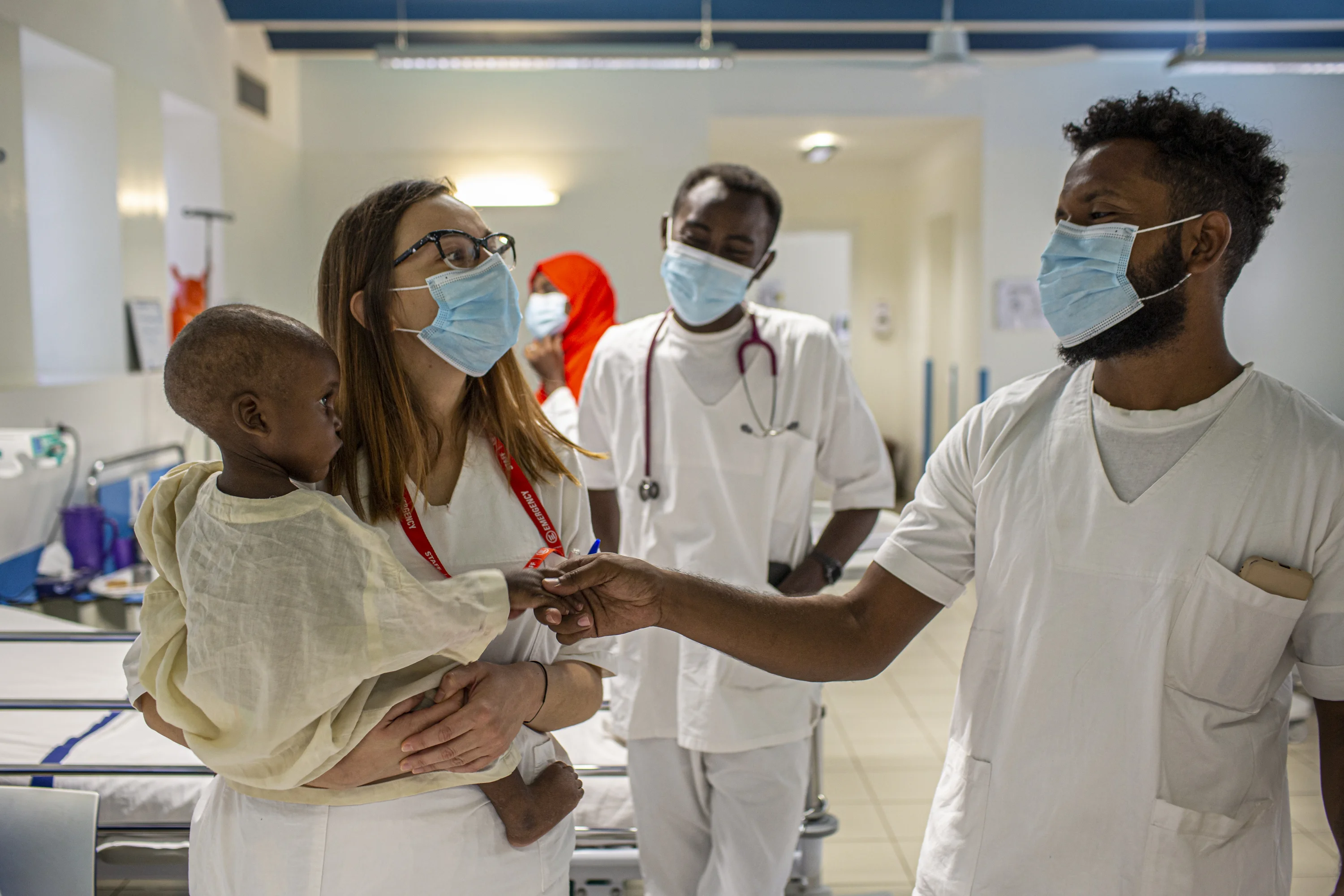Professionisti sanitari con un bambino e la sua famiglia