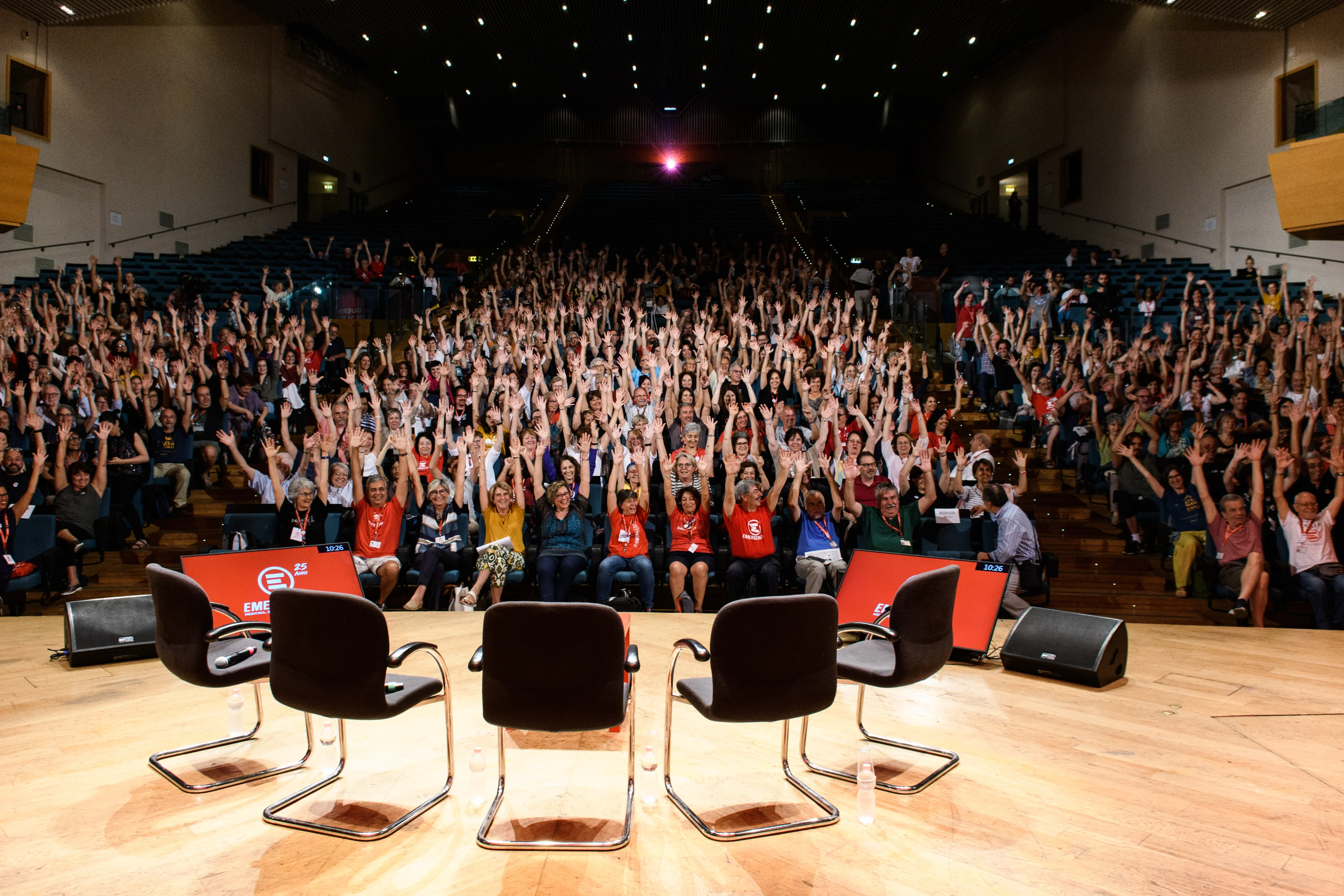 Il pubblico durante un incontro di EMERGENCY