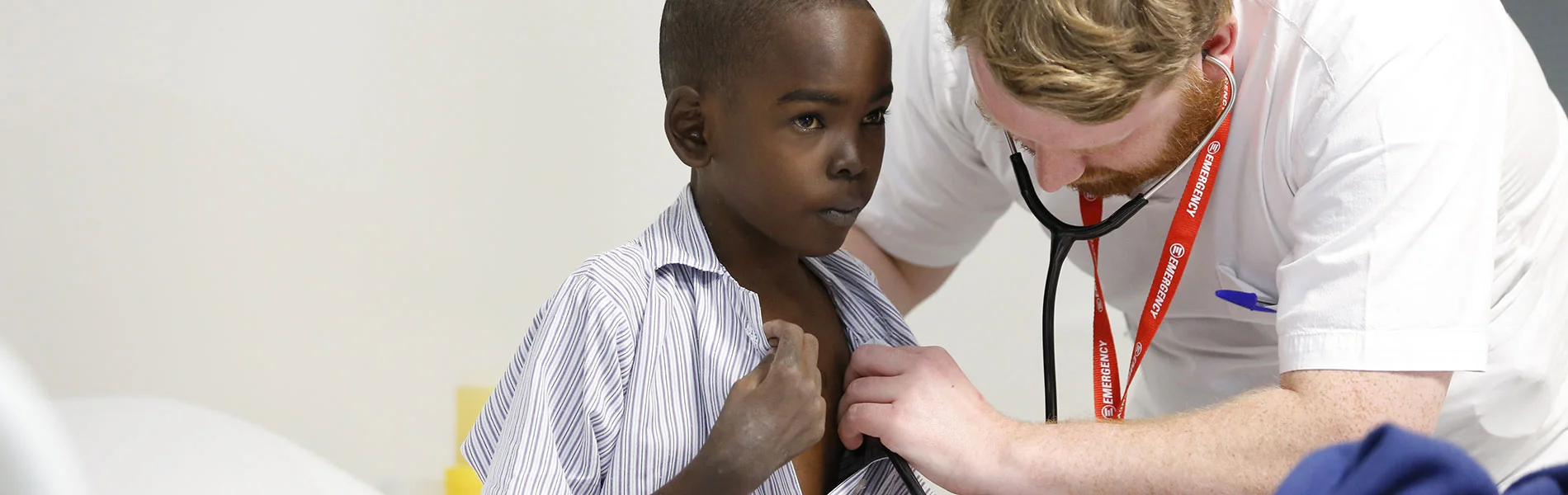 Una professionista sanitaria visita un bambino