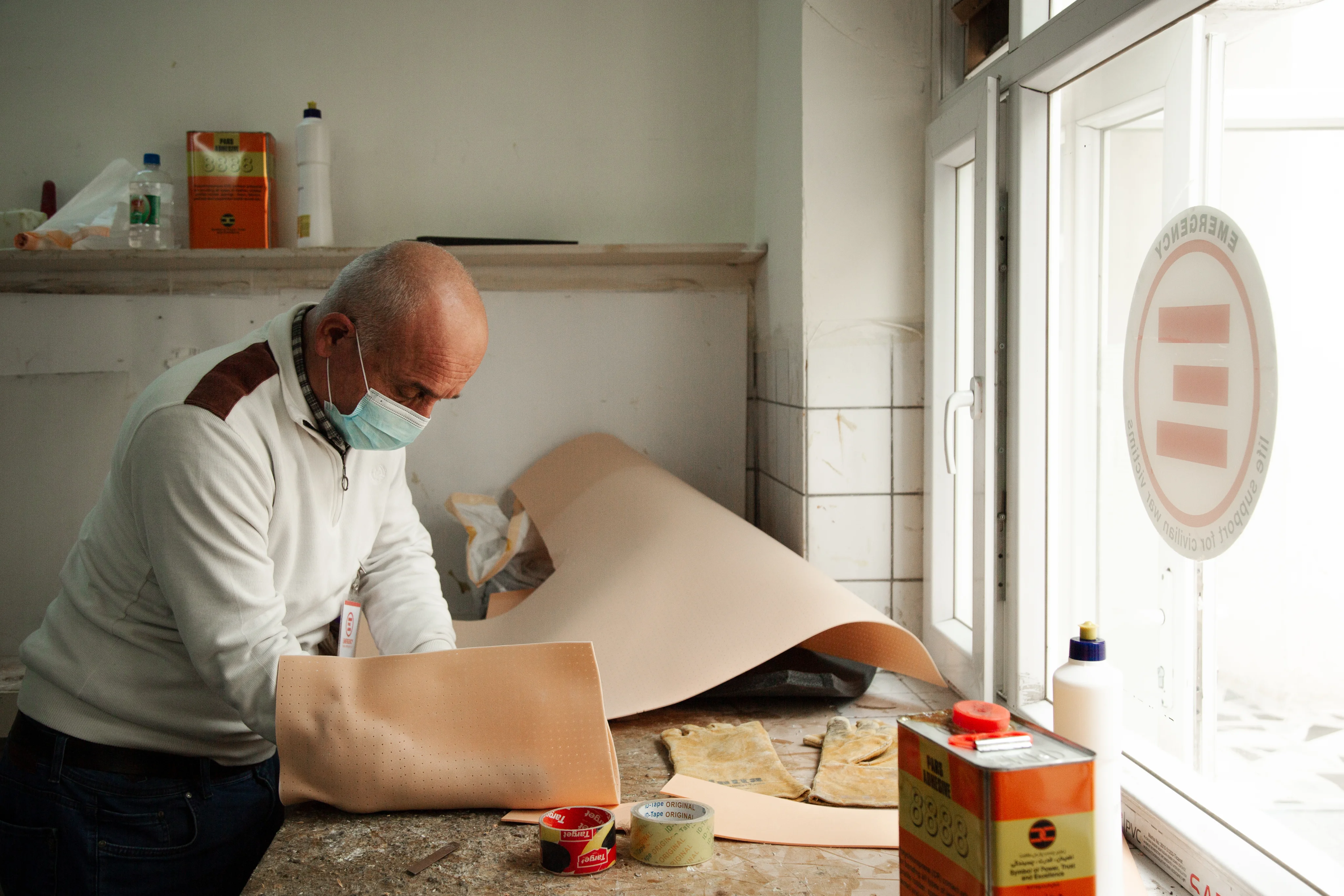 Preparazione di materiali in una sede di EMERGENCY