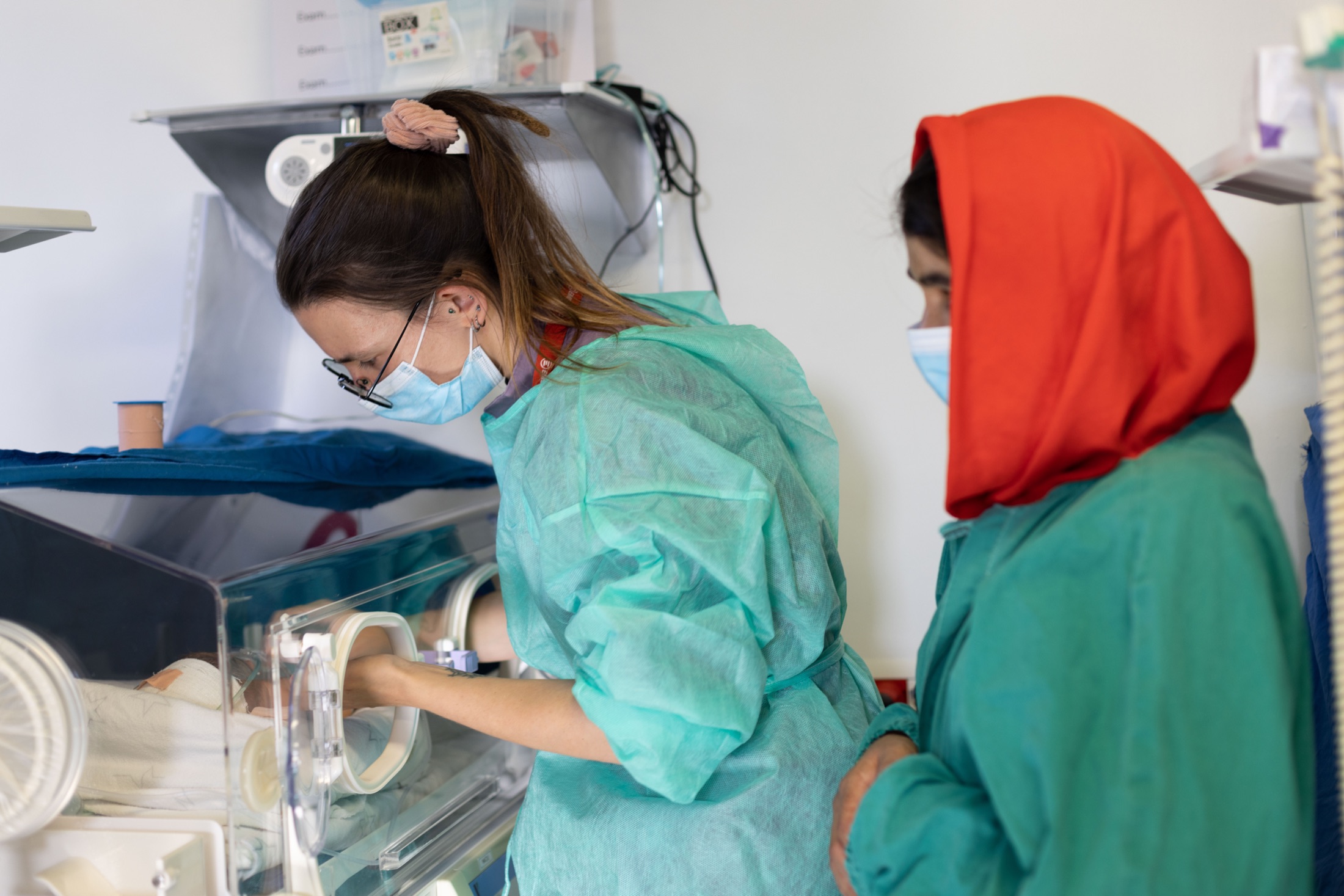 Operatrice sanitaria di EMERGENCY assiste una paziente in Afghanistan