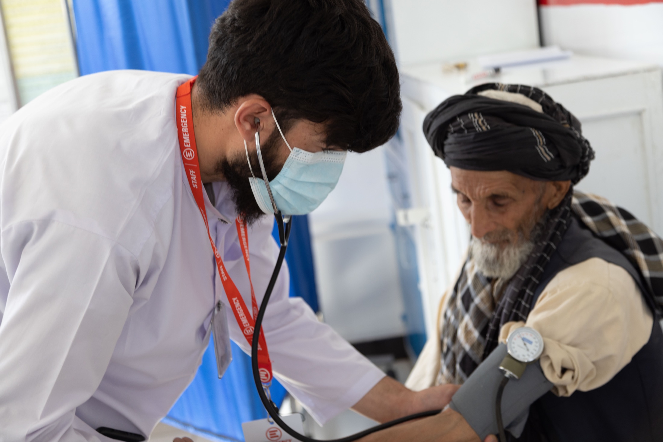 Medico di EMERGENCY visita un paziente in Afghanistan