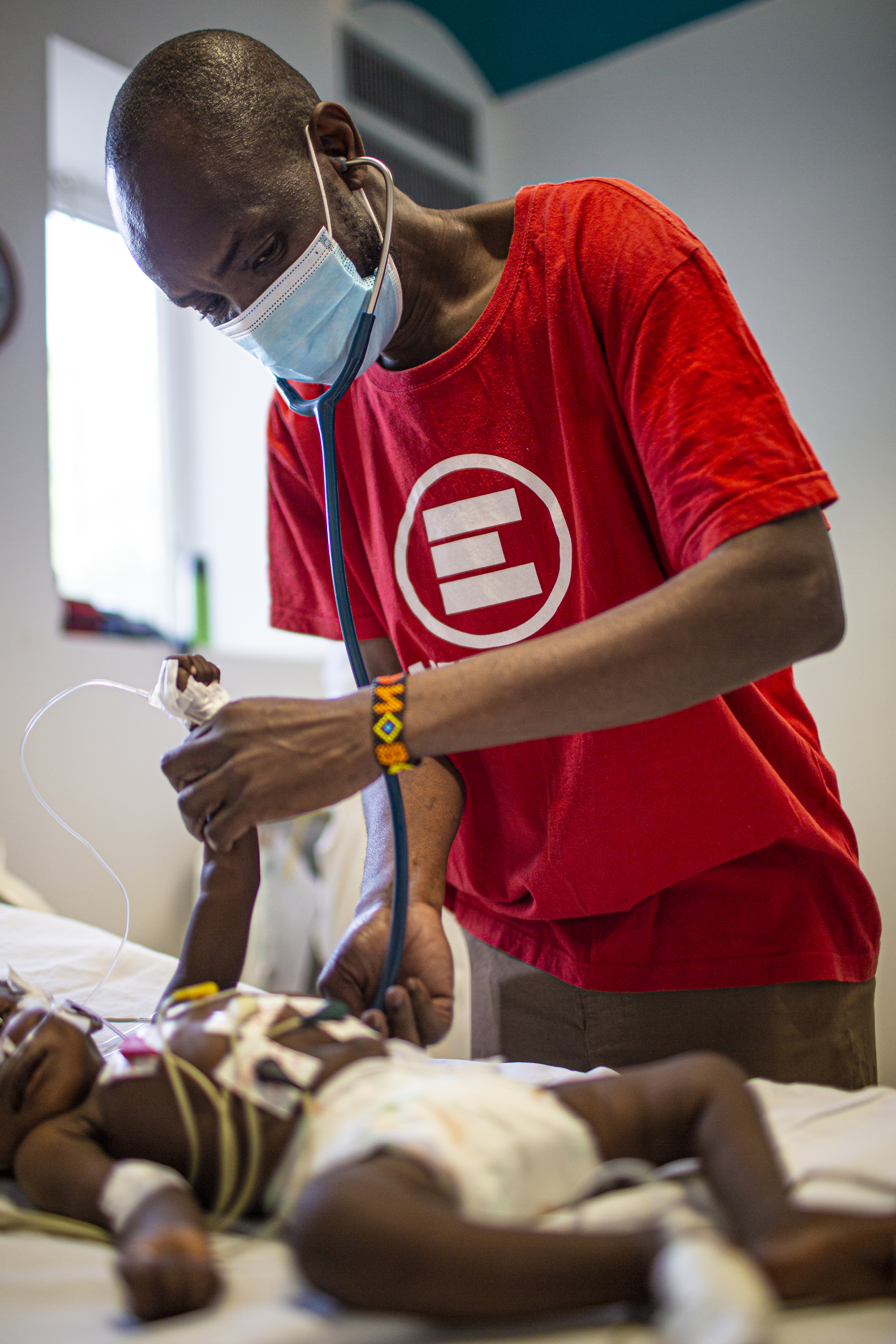 Operatore sanitario di EMERGENCY visita un bambino