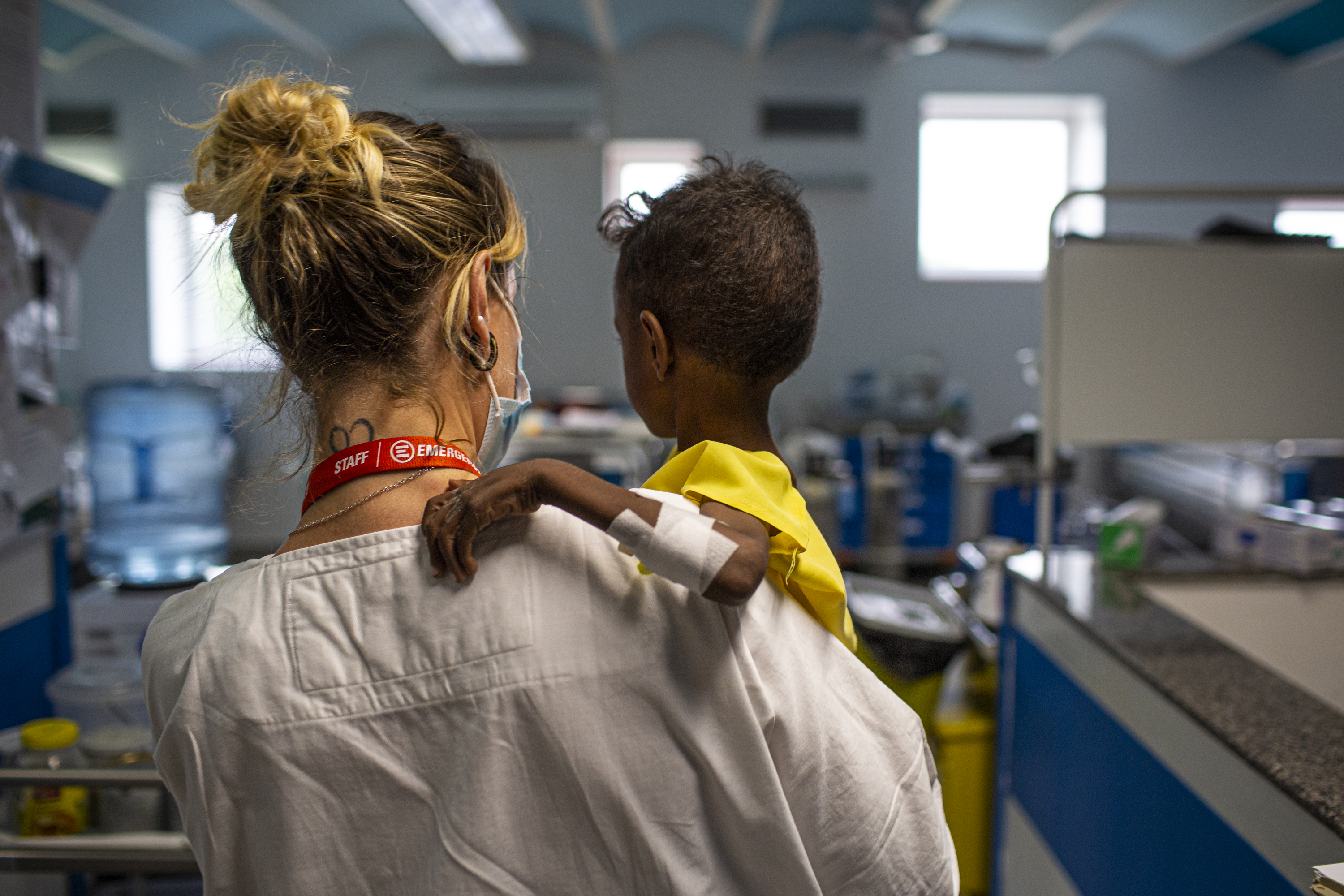 Operatrice EMERGENCY con un bambino in ospedale