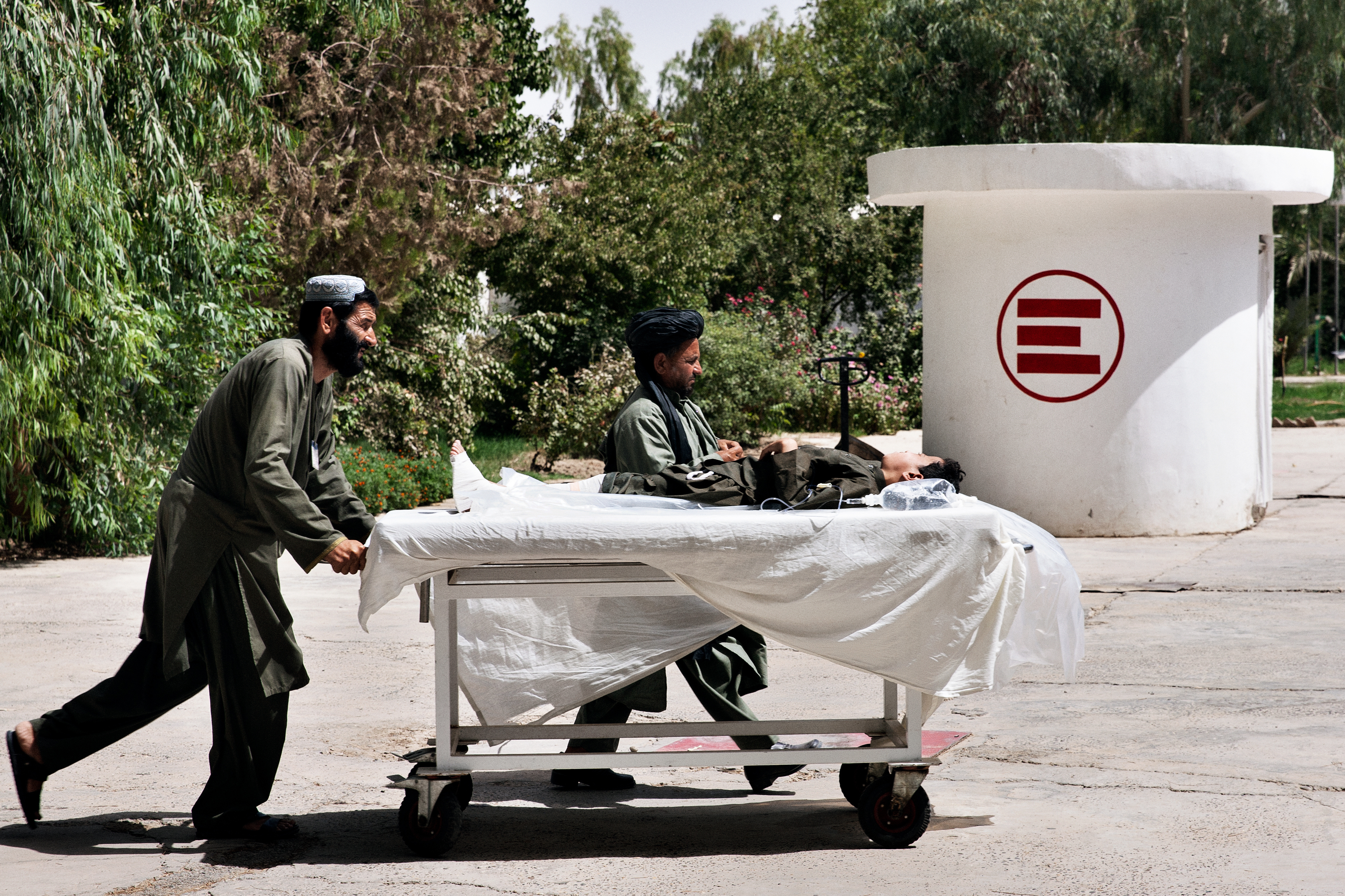 Arrivo di un paziente al centro chirurgico di EMERGENCY a Lashkar-Gah