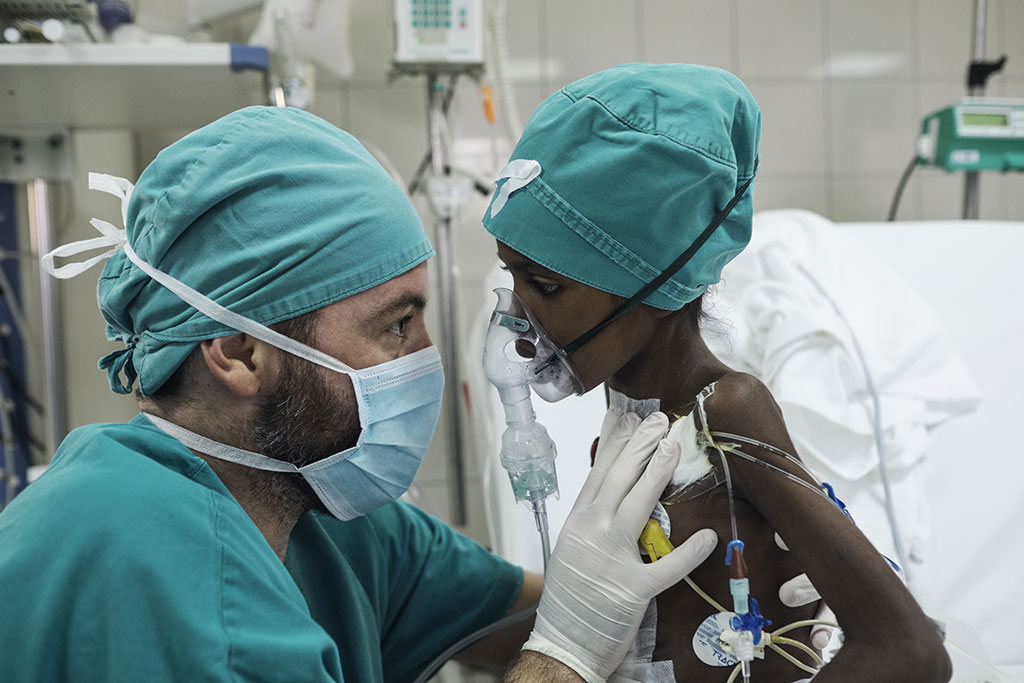 Medico e paziente al Centro Salam di cardiochirurgia