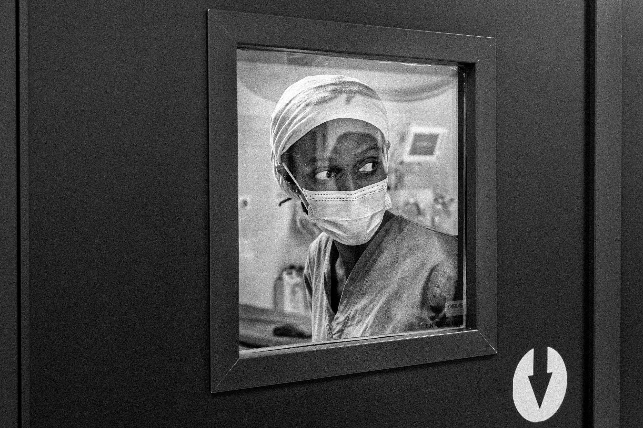 La dottoressa Elisabeth Komurembe in attesa dell’intervento chirurgico all’addome a Fatuma Aijaz