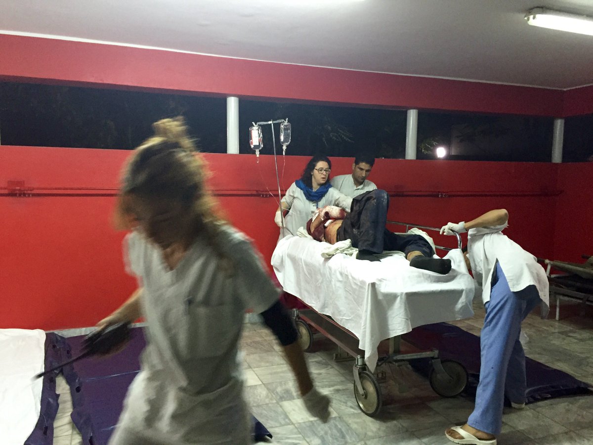 Lo staff del nostro ospedale a Kabul gestisce la mass casualty in arrivo dopo l'attentato all'Università americana