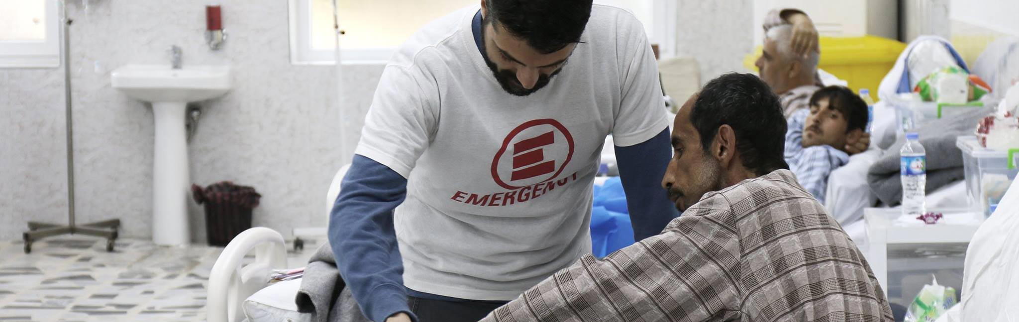 Roberto, infermiere di EMERGENCY, si prende cura di Saleem, vittima della guerra a Mosul