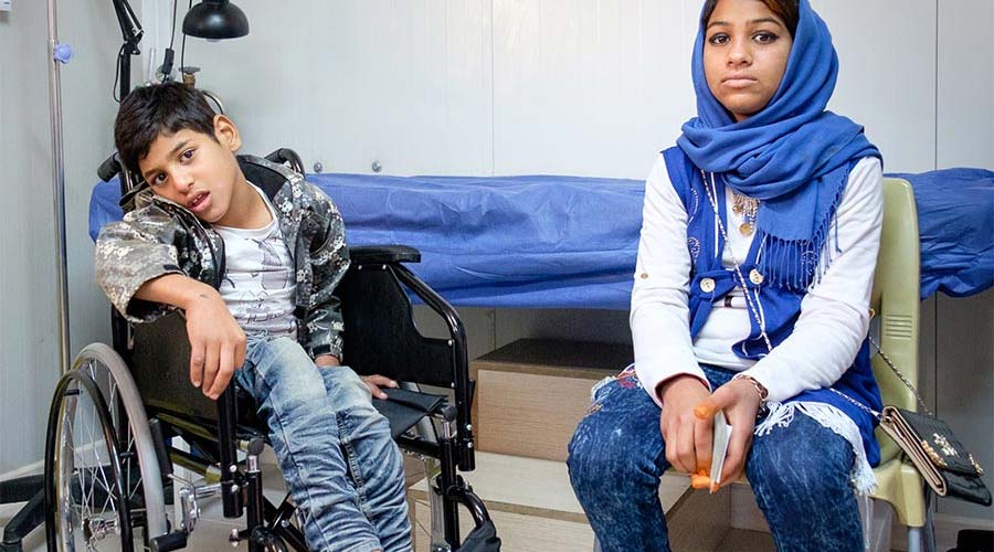 Rawad e la sorella nella clinica di EMERGENCY nel campo di Ashti in Iraq
