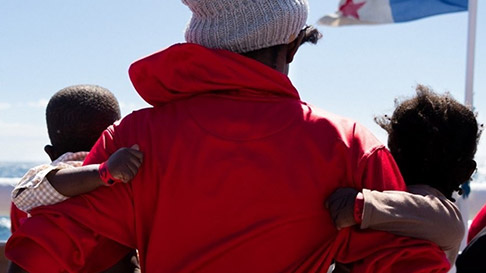 A tutte le madri che cercano di costruire una vita migliore per i loro figli, perché non debbano rischiare la vita per vedere riconosciuti i loro diritti.