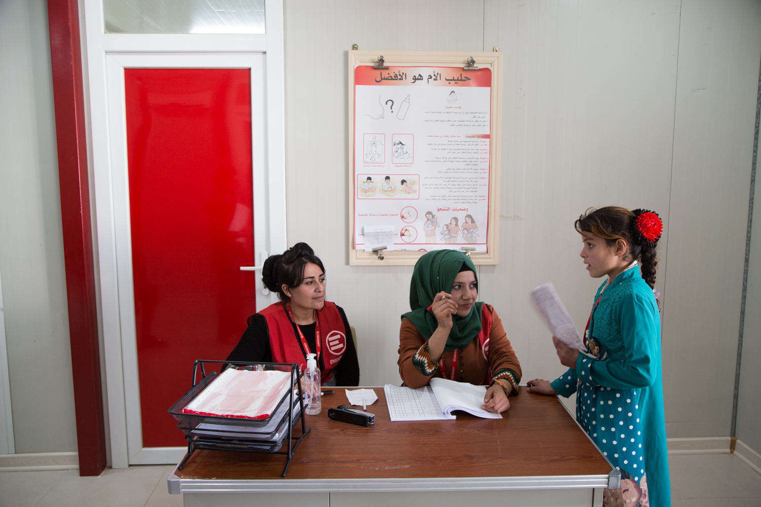 All’ingresso del nostro Centro sanitario per sfollati di Ashti, in Iraq, dove garantiamo assistenza ginecologica e ostetrica per le donne e un programma di vaccinazioni e di controllo della crescita per i bambini.