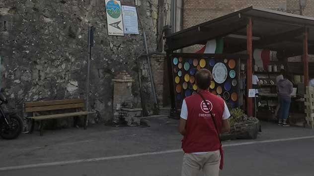 Un collega dello staff di EMERGENCY guarda la città di Castelli