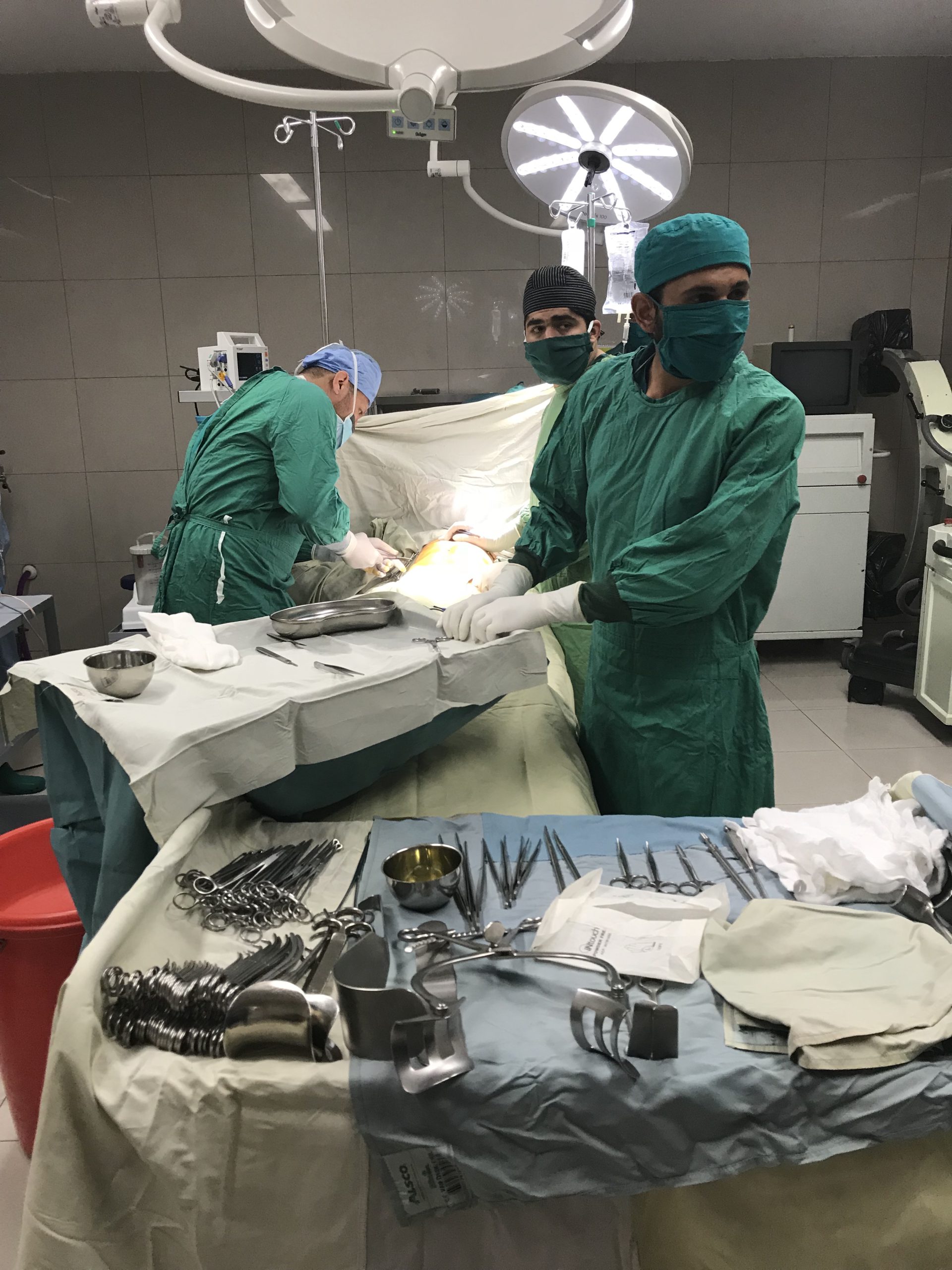 Chirurghi di EMERGENCY in sala operatoria