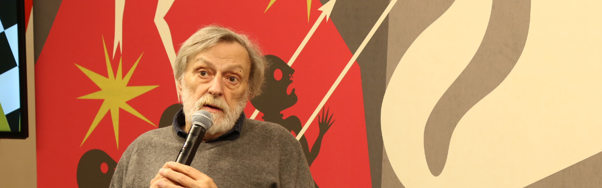 Gino Strada parla agli studenti durante l'evento La guerra è il mio nemico - Vol. 2