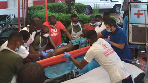 Rivolte e scontri in Sierra Leone: ricevuti 14 feriti, coinvolta anche un’auto di EMERGENCY