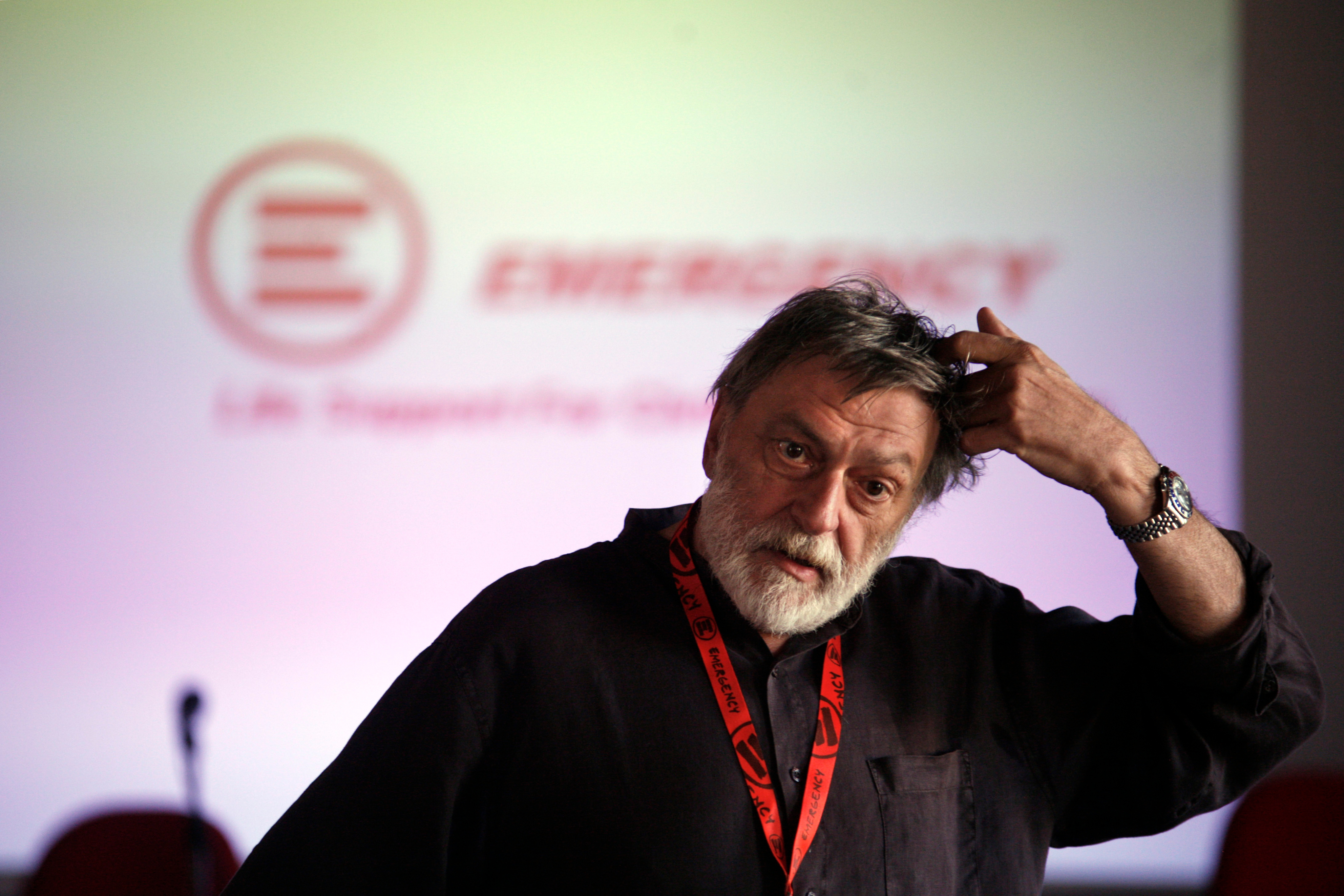 Gino Strada durante un incontro di EMERGENCY