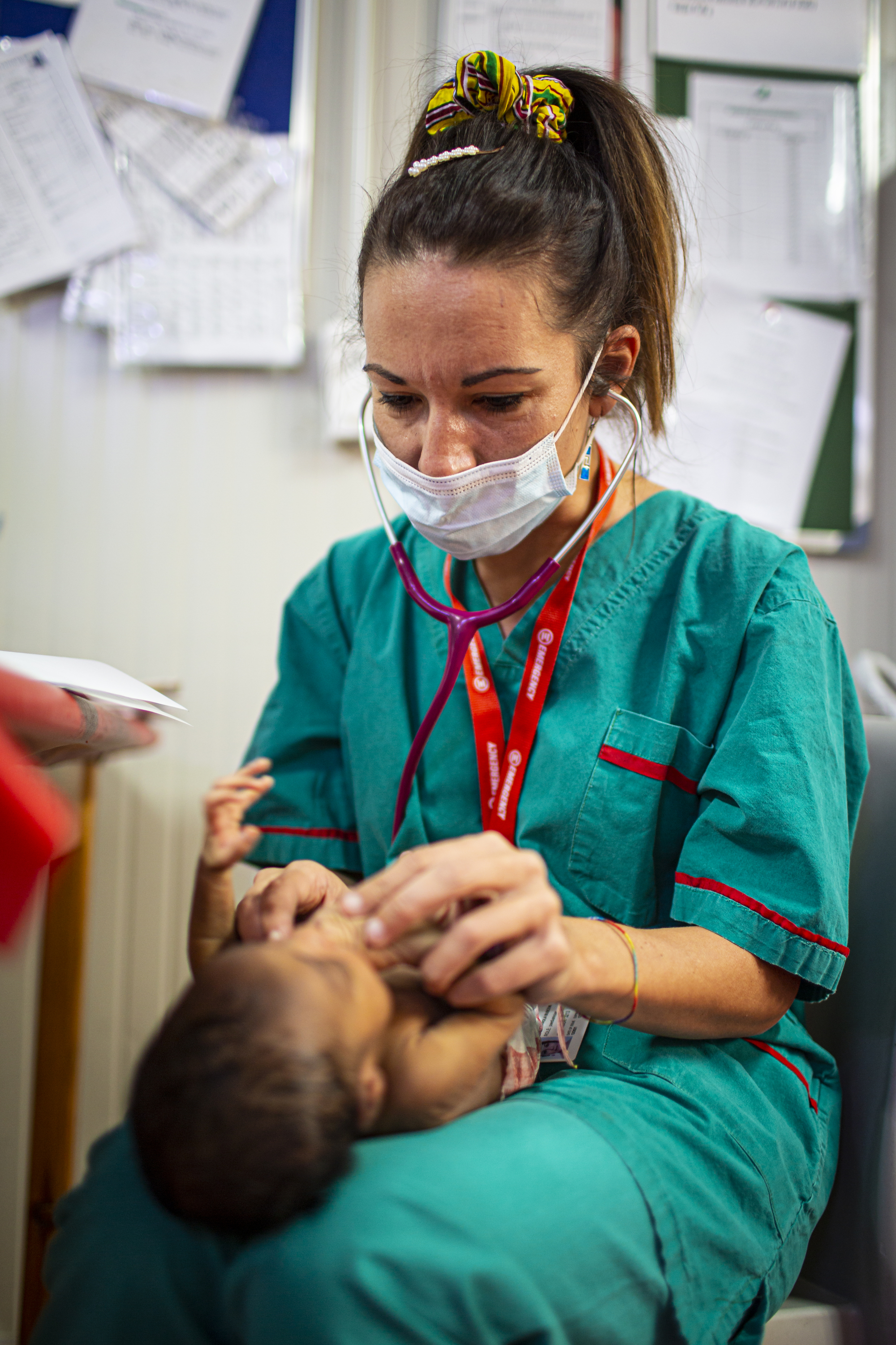 Un operatore sanitario assiste un bambino