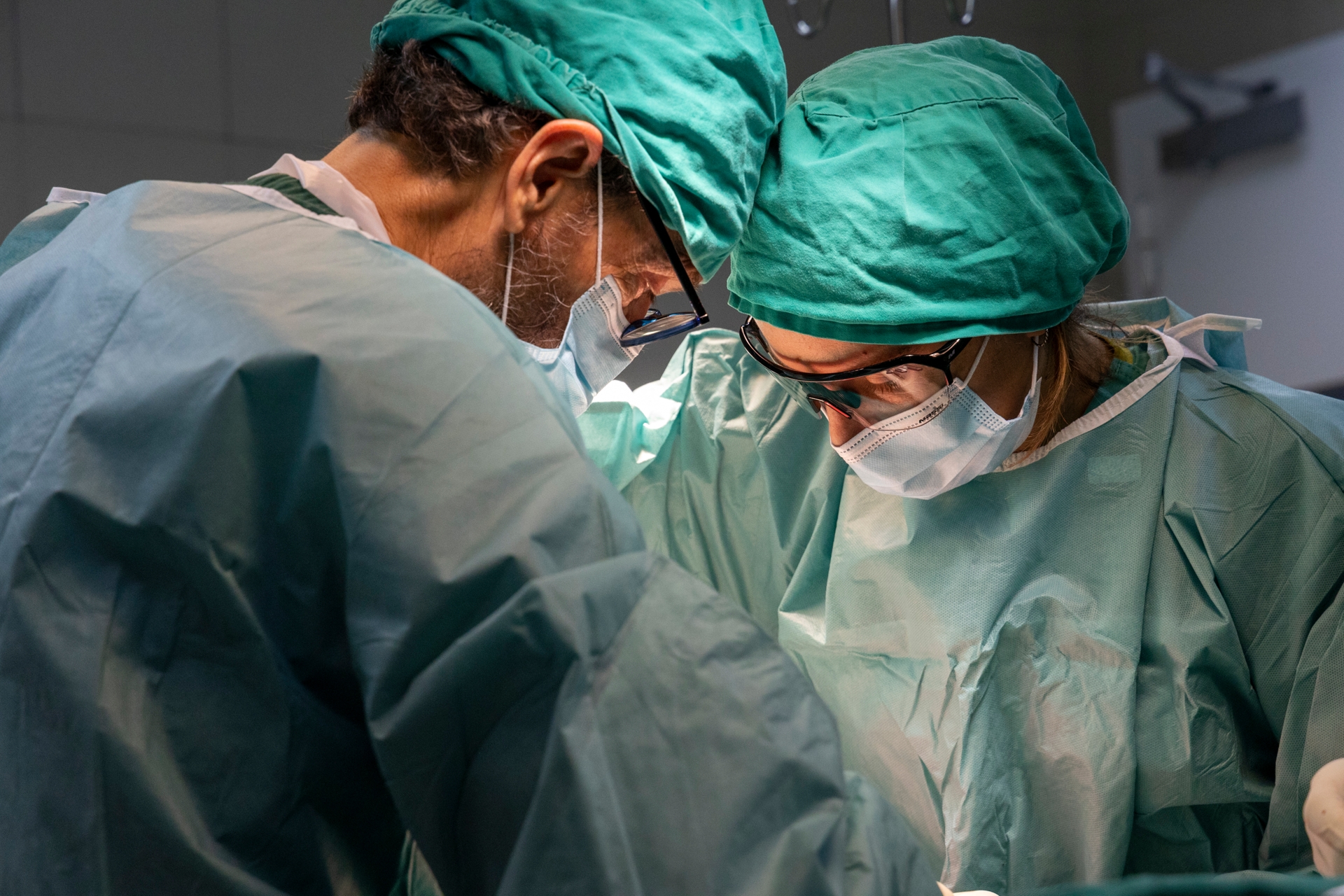 Professionisti sanitari durante un intervento chirurgico