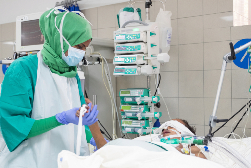 Personale sanitario nel reparto del Centro Salam