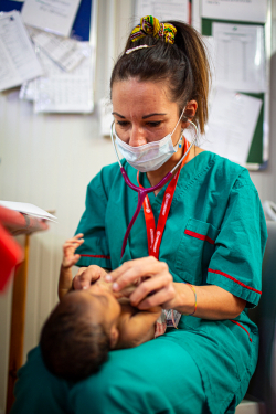 Un’operatrice sanitaria con una bambina