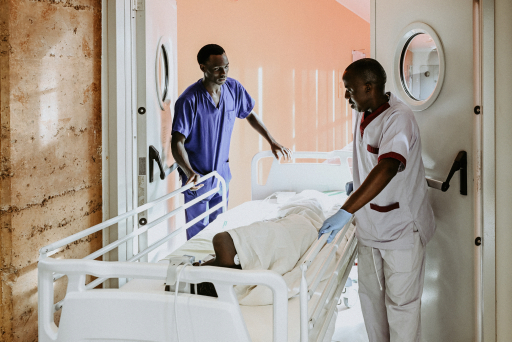 Un corridoio di un ospedale di EMERGENCY