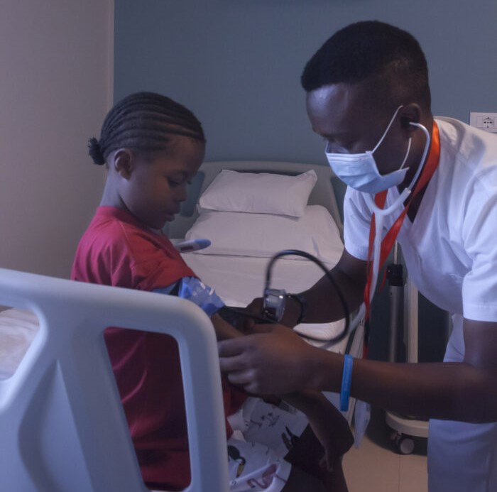 Una professionista sanitaria di EMERGENCY con un bambino