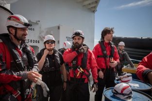 Una squadra di soccorso in mare