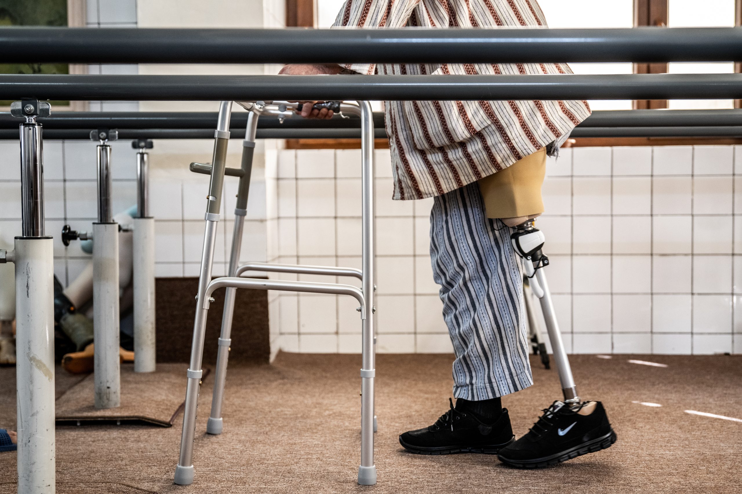 Una persona accompagnata durante la riabilitazione