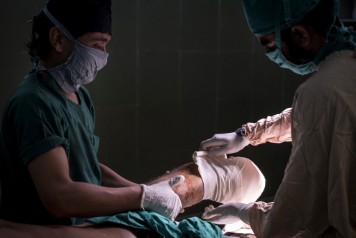 Un intervento chirurgico in un ospedale di EMERGENCY